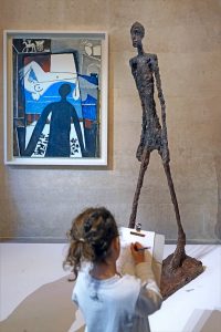 Image 1 : Enfant appréciant une oeuvre au musée. Les VTS peuvent aussi se faire lors des sorties au musée. Source de l'image : Google, libre de droits.