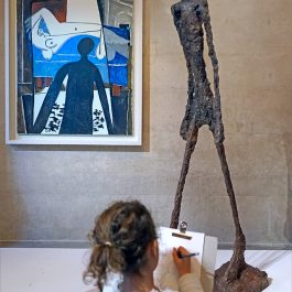 Image 1 : Enfant appréciant une oeuvre au musée. Les VTS peuvent aussi se faire lors des sorties au musée. Source de l'image : Google, libre de droits.