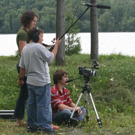 Martine Gignac (photographe) (2008) Geneviève B. Genest (artiste), David et Félix pendant le tournage de Nid-de-pie. Lieu : Lac-des-aigles (Québec, Canada). Reproduite avec l’aimable autorisation de l’artiste.