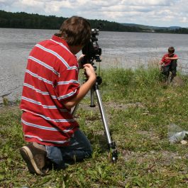Martine Gignac (photographe) (2008), David et Alex pendant le tournage de Nid-de-pie. Lieu : Lac-des-aigles (Québec, Canada). Reproduite avec l’aimable autorisation de l’artiste.