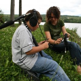 Martine Gignac (photographe) (2008), Geneviève B. Genest (artiste) et Félix pendant le tournage de Nid-de-pie. Lieu : Lac-des-aigles (Québec, Canada). Reproduite avec l’aimable autorisation de l’artiste.